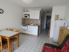 Fridge, microwave, dishwasher - T2 Cabin 35m² + Loggia in Sète, Parking and Sea View (Sète)