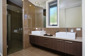 Badewanne, Haartrockner, Handtücher, Seife