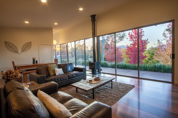 Smart TV, fireplace, video games, DVD player - Red Box Retreat - Yackandandah (Yackandandah)