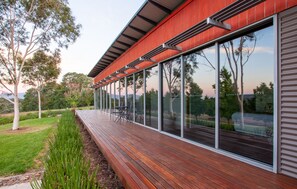 Outdoor dining - Red Box Retreat - Yackandandah (Yackandandah)