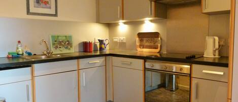 Frigorífico, microondas, horno y lavavajillas