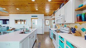 Fridge, microwave, oven, stovetop - Pet Friendly, 2 Shared Heated Pools, Parking for 3, Gated in Village Walk (Port Aransas)