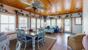 Dining - Pet Friendly, 2 Shared Heated Pools, Parking for 3, Gated in Village Walk (Port Aransas)