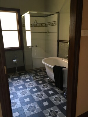 Bañera, secador de pelo, toallas, jabón