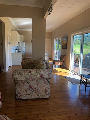 Smart-tv, eldstad, dvd-spelare och böcker