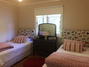 4 habitaciones, escritorio, tabla de planchar con plancha y wifi