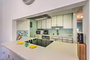 Réfrigérateur, micro-ondes, plaque de cuisson, lave-vaisselle