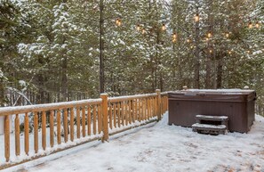 Outdoor spa tub - Hidden Pines Getaway 30 Min YNP ~ Hot Tub/Game RM (Island Park)