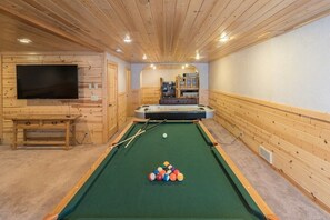 Games room - Hidden Pines Getaway 30 Min YNP ~ Hot Tub/Game RM (Island Park)