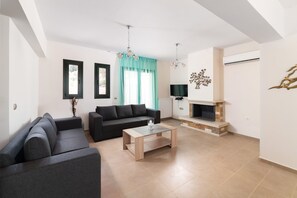 Télévision, lecteur de DVD, table de tennis de table