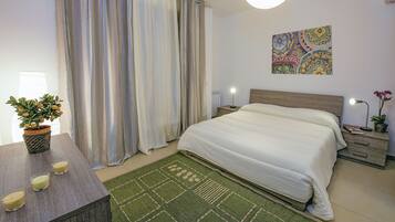 1 habitación, tabla de planchar con plancha, wifi gratis y ropa de cama