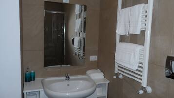 Ducha, secador de pelo, bidé y toallas