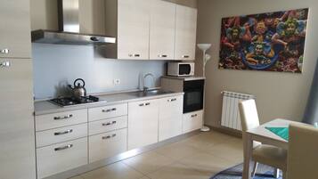 冰箱、微波炉、烤箱、炉灶