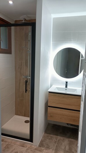 Tina, secadora de cabello, jabón, papel de baño 