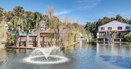 Pet Friendly | Updated Forest Ridge Villa | Short Walk to the Beach | Community Pool & Tennis
