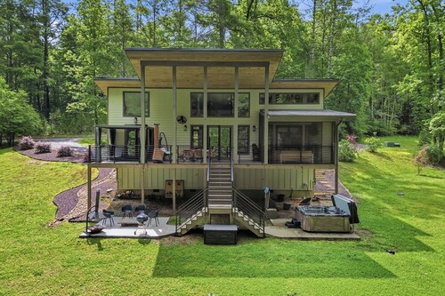 Whispering Creek ~ 2BR Mountain Modern Luxury ~ On Creek w/Hot Tub & Fireplaces