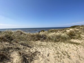 A sandy beach with dunes and a clear view of the ocean. - Ambleteuse, pretty house with sea view (Ambleteuse)
