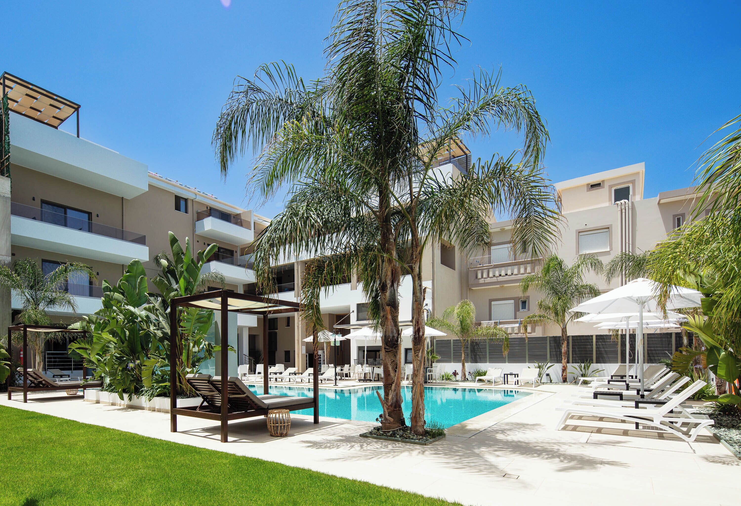Piscine extérieure (ouverte en saison), parasols de plage