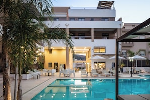 Seasonal outdoor pool, pool umbrellas, pool loungers - Sapphire Blue Suites (Kissamos)