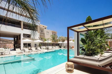 Seasonal outdoor pool, pool umbrellas, sun loungers