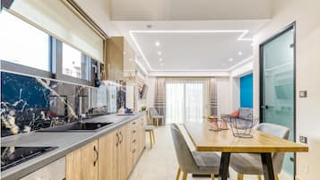 Refrigerador, horno, placa de cocina, cafetera expreso