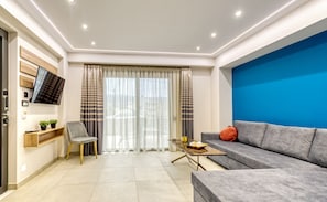 Suite (Split Level) | Living area | 32-inch Smart TV with cable channels, TV