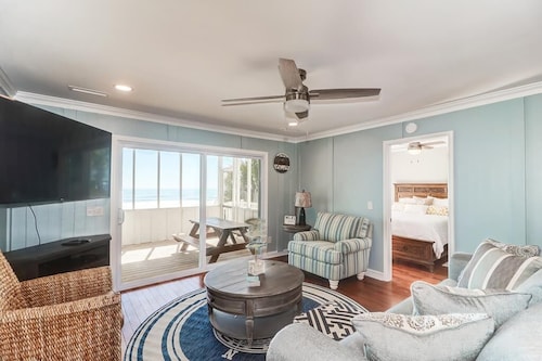 Southern Paws! Quaint Oceanfront Pet Friendly House with Screen Porch, Deck & Direct Beach Access