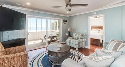Southern Paws! Quaint Oceanfront Pet Friendly House with Screen Porch, Deck & Direct Beach Access