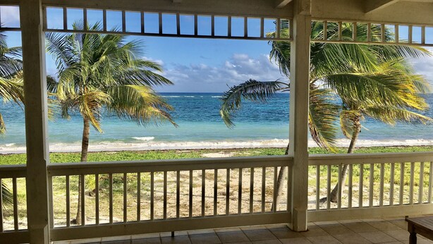 Un espacio al aire libre techado con vista a la playa y al océano.
