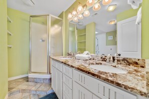 Combined shower/bathtub, towels, shampoo - UNIQUE GULF FRONT CONDO, CONVENIENT LOCATION, PENTHOUSE FLOOR, FABULOUS VIEWS! (Gulf Shores)