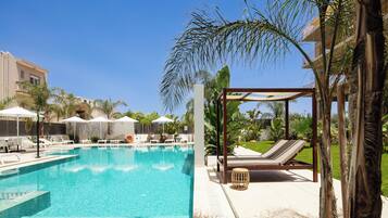 Kauden mukainen ulkouima-allas, aurinkovarjoja, aurinkotuoleja