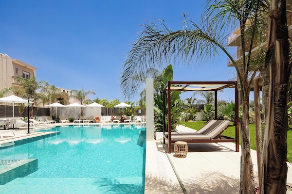 Piscine extérieure (ouverte en saison), parasols de plage