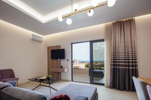 Two Bedroom Suite Split Level, Sea View | Living area