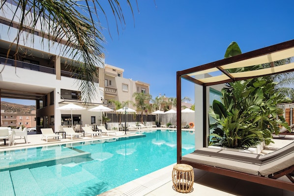 Een seizoensgebonden buitenzwembad en parasols bij het zwembad