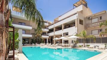 Kauden mukainen ulkouima-allas, aurinkovarjoja, aurinkotuoleja