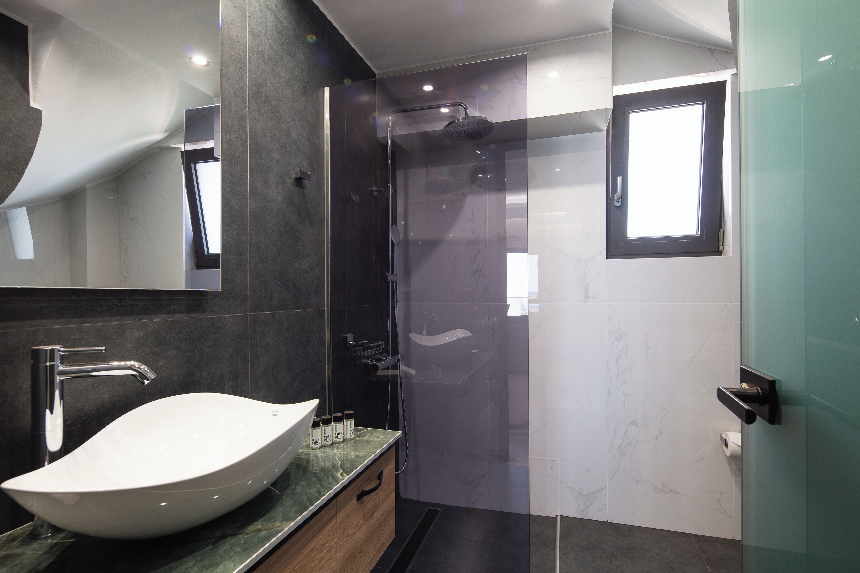Two Bedroom Suite Split Level, Sea View | Baño | Regadera, regadera tipo lluvia, amenidades de baño gratuitas 