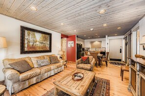 Apartment, 2 Schlafzimmer | Wohnbereich | Fernseher