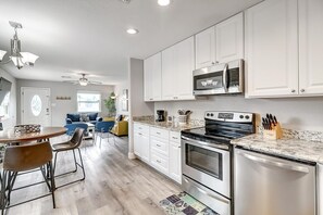 Casa, 2 habitaciones | Cocina privada | Refrigerador, horno, cafetera y tetera y tostadora 
