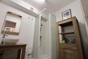 Secadora de cabello, jabón, papel de baño 