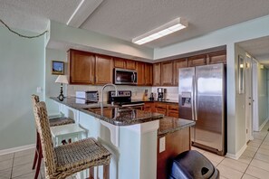 Kjøleskap, mikrobølgeovn, ovn og kokeplater