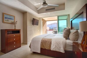 Una habitación de hotel con cama, cómoda, televisión y vistas al exterior.