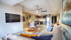 Una sala de estar moderna con sofá, mesa de centro y comedor.