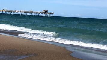 Playa en los alrededores, camastros y toallas de playa