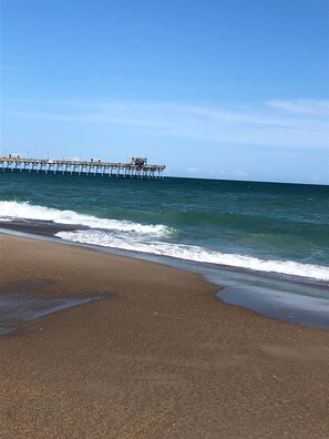 Ranta lähistöllä, aurinkotuoleja, rantapyyhkeitä