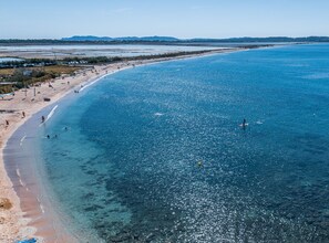 Sur la plage, chaise longue