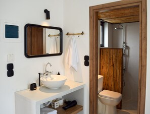 Dusche, Haartrockner, Handtücher, Seife
