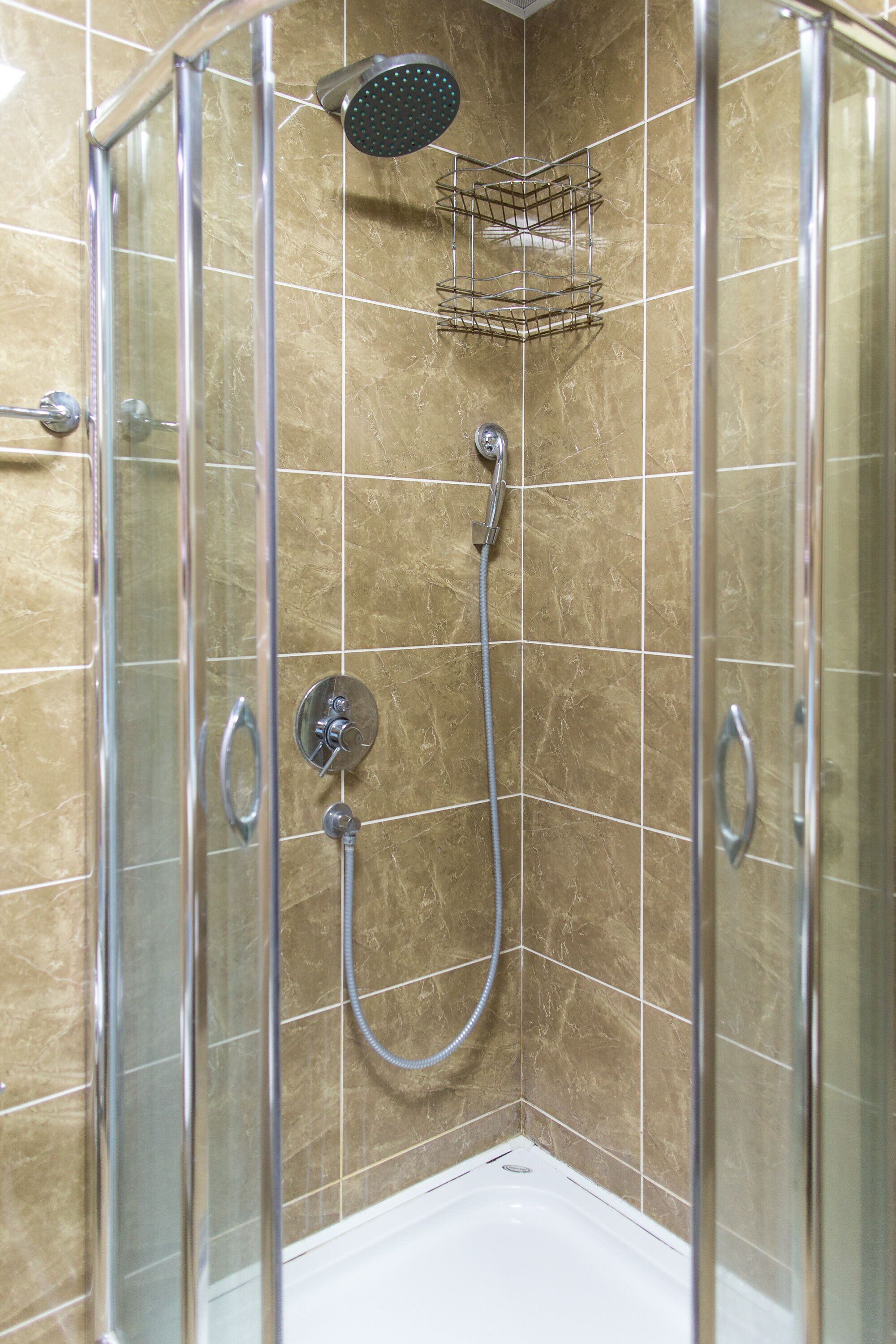 Studio Confort | Salle de bain | Douche, articles de toilette (gratuits), séchoir à cheveux