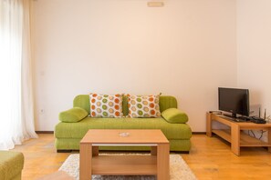 Comfort Studio | Living room | 40-inch flat-screen TV with cable channels, TV