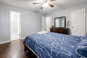 3 bedrooms, desk, iron/ironing board, WiFi - Cozy 3BR Cottage w/ Fenced Yard l Dogs Welcome (Fayetteville)
