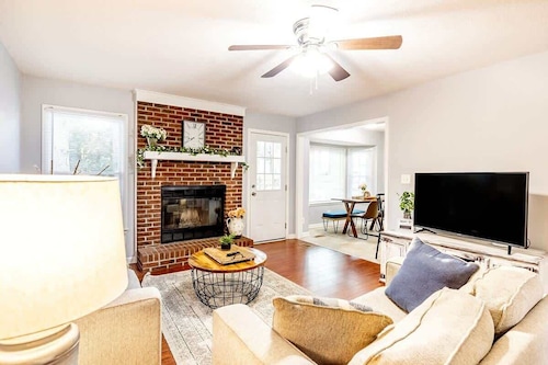 Cozy 3BR Cottage w/ Fenced Yard l Dogs Welcome